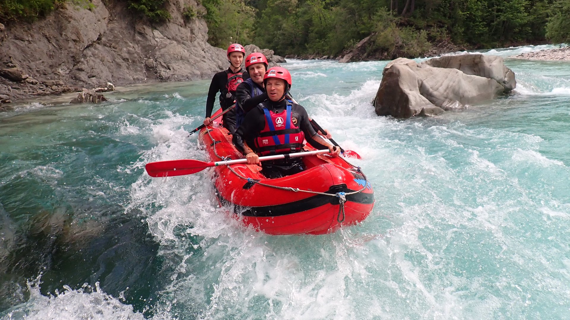 Vadvízi kenuzás a Soča-folyón