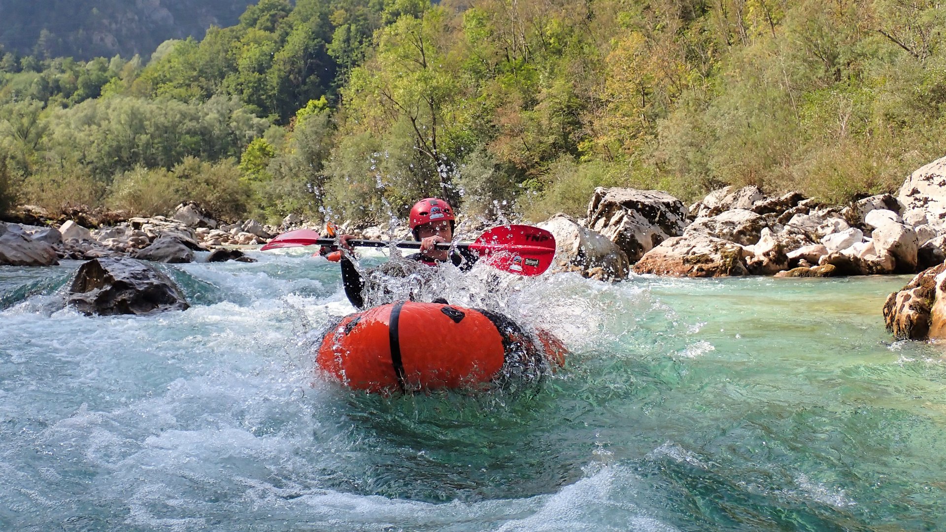 Packrafting a Soča-folyó Szlovéniában egyéni élmény