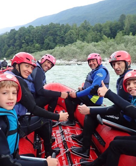 Familien-Wildwasser-Rafting auf der Soča – Sicheres Abenteuer mit Kindern
