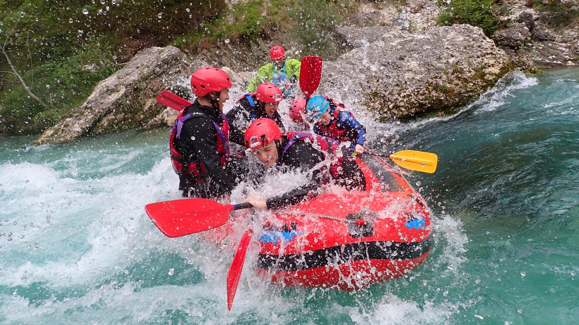 Familien-Wildwasser-Rafting auf der Soča – Sicheres Abenteuer mit Kindern